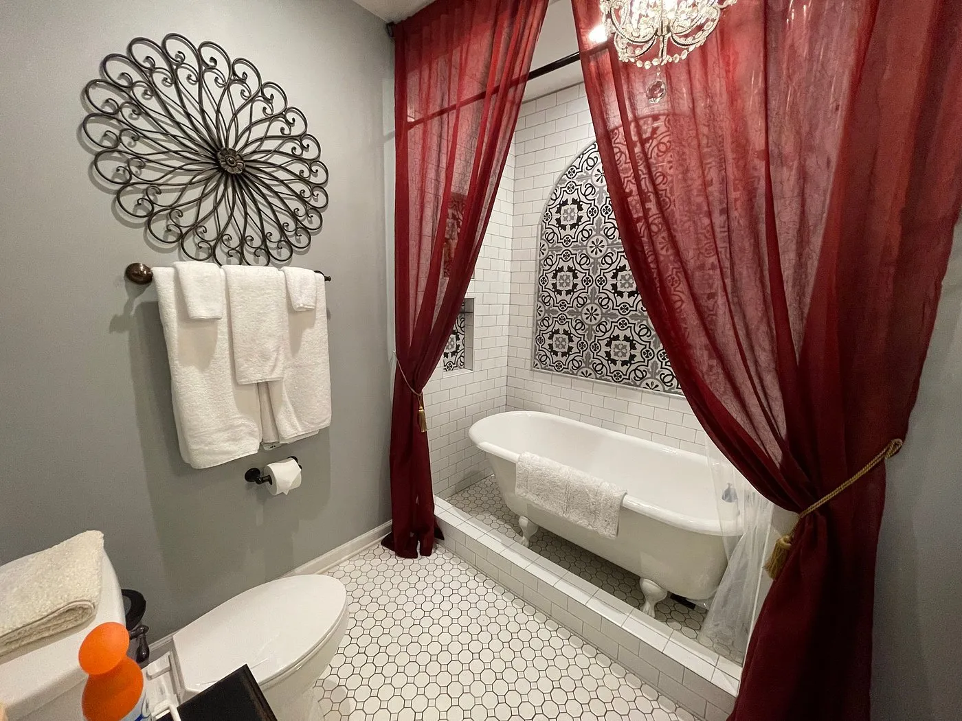 Image of Bama Bed and Breakfast with hot tub in room