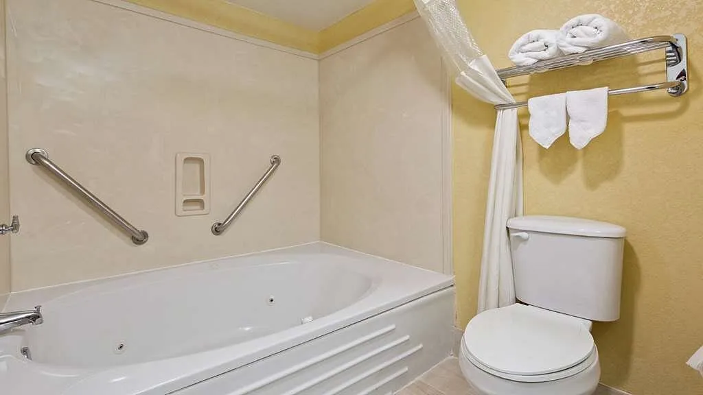 Image of Best Western Plus Oak Mountain Inn with hot tub in room