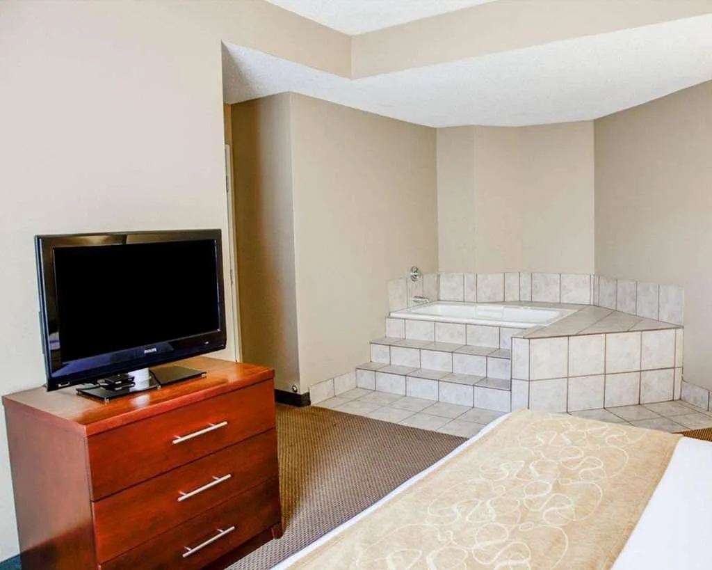 Image of Comfort Suites Gadsden Attalla with hot tub in room