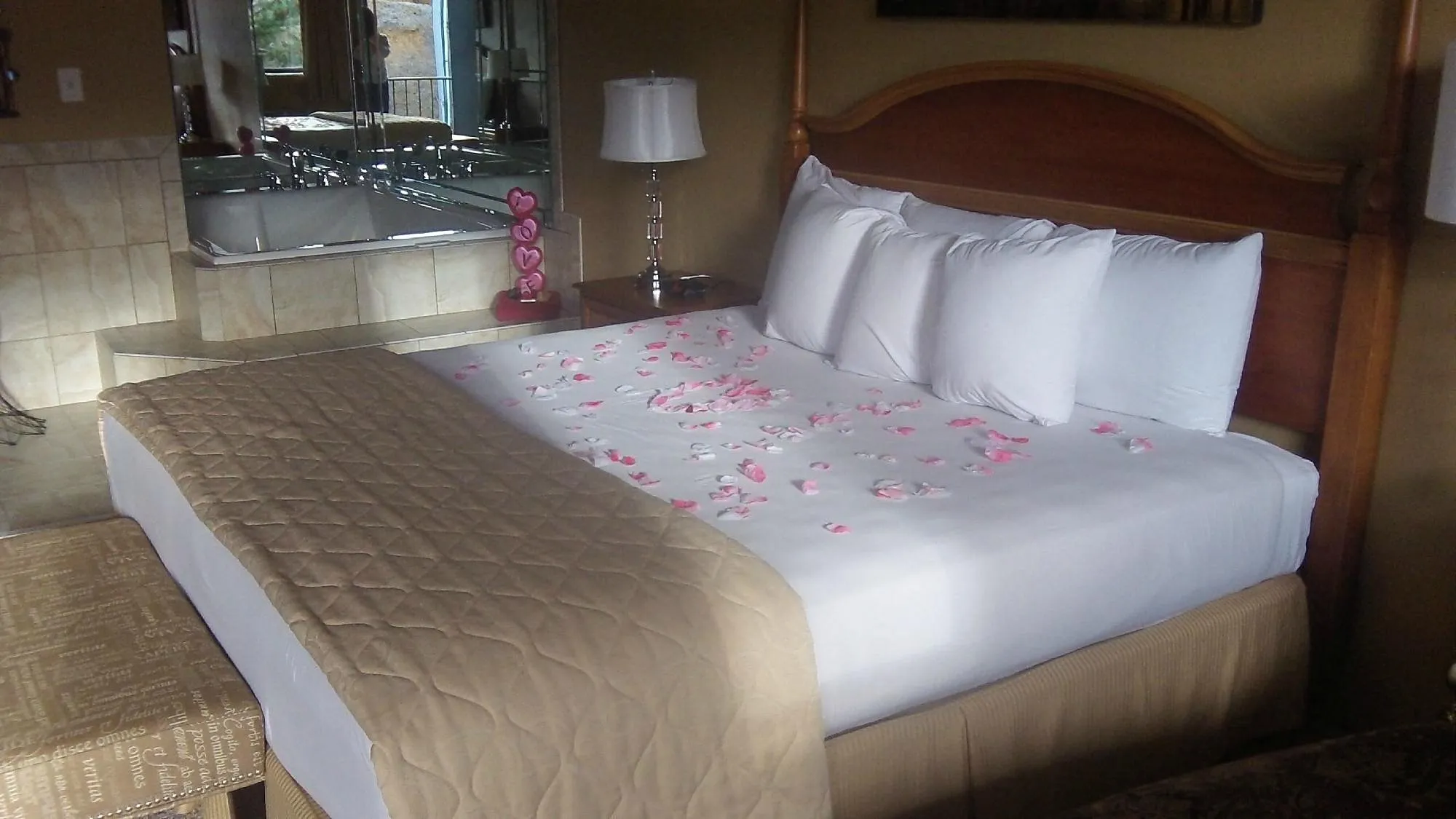 Image of Gadsden Inn & Suites with hot tub in room