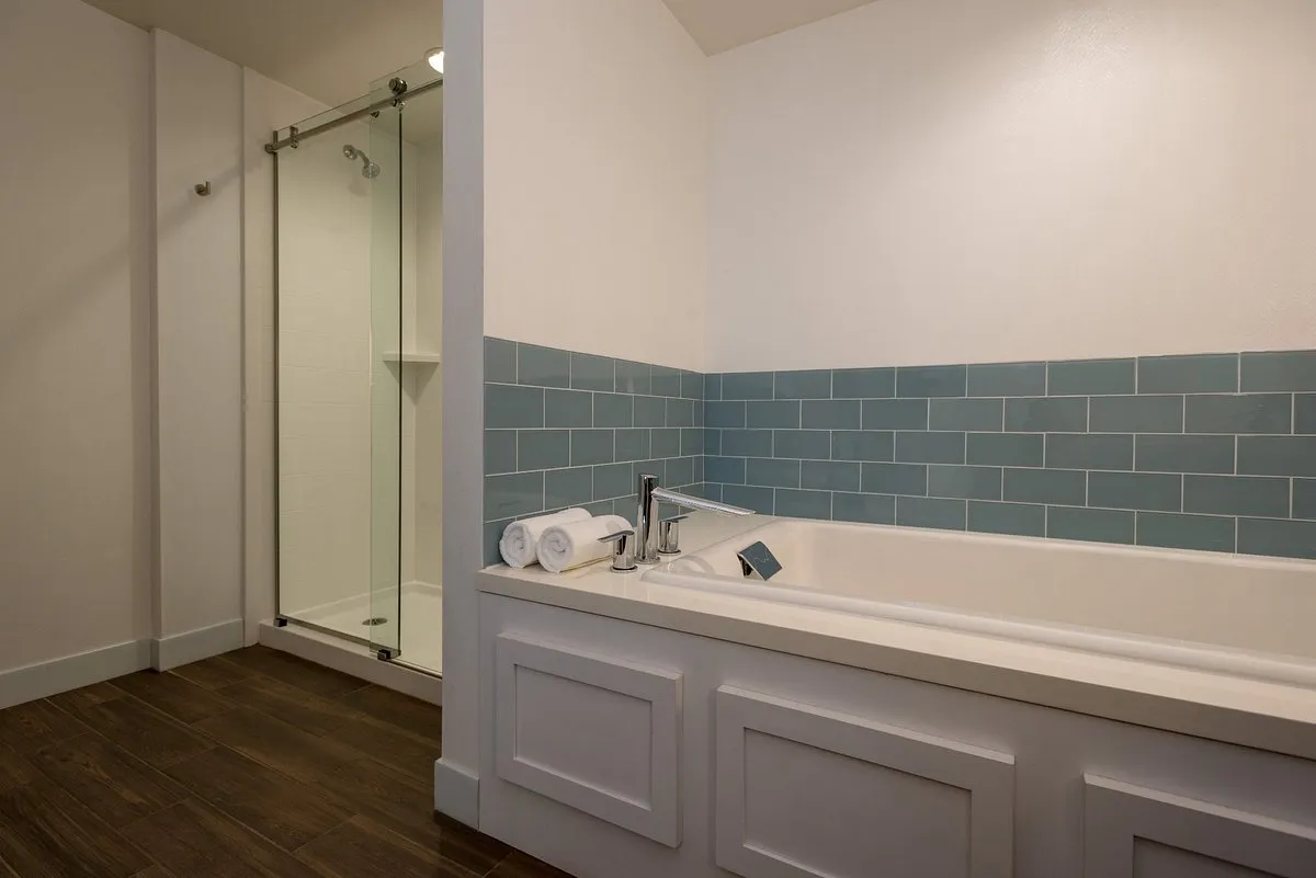 Image of Hilton Garden Inn Mobile Downtown with hot tub in room