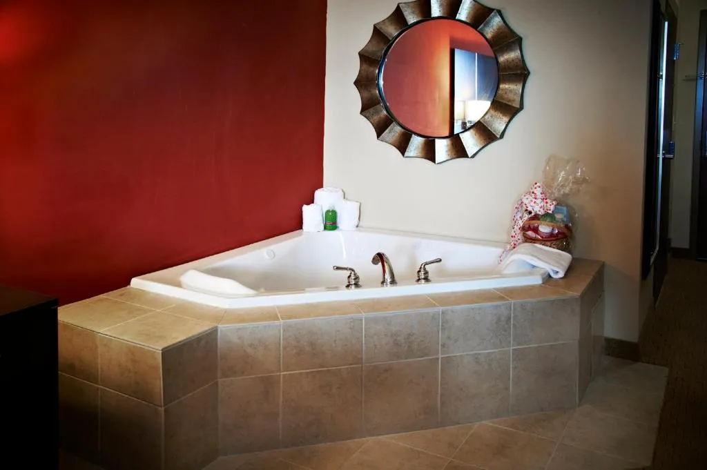 Image of Holiday Inn BIRMINGHAM – HOOVER with hot tub in room