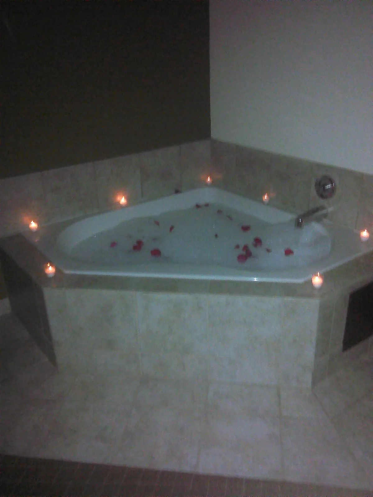 Image of Holiday Inn Express & Suites Gadsden W-Near Attalla, an IHG Hotel with hot tub in room