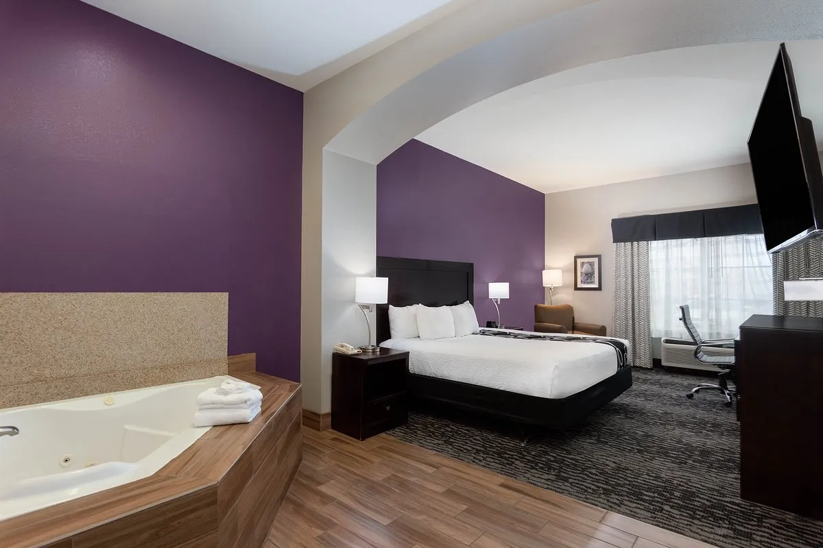 Image of La Quinta Inn & Suites by Wyndham Huntsville Airport Madison with hot tub in room
