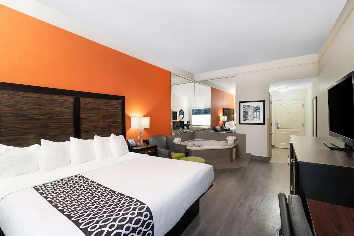 Image of La Quinta Inn & Suites by Wyndham Prattville with hot tub in room