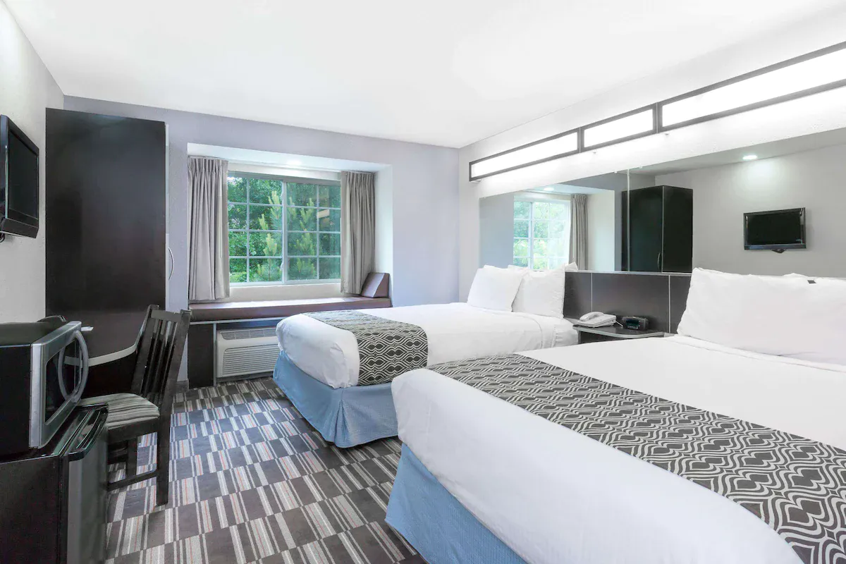 Image of Microtel Inn & Suites by Wyndham Hoover/Birmingham with hot tub in room