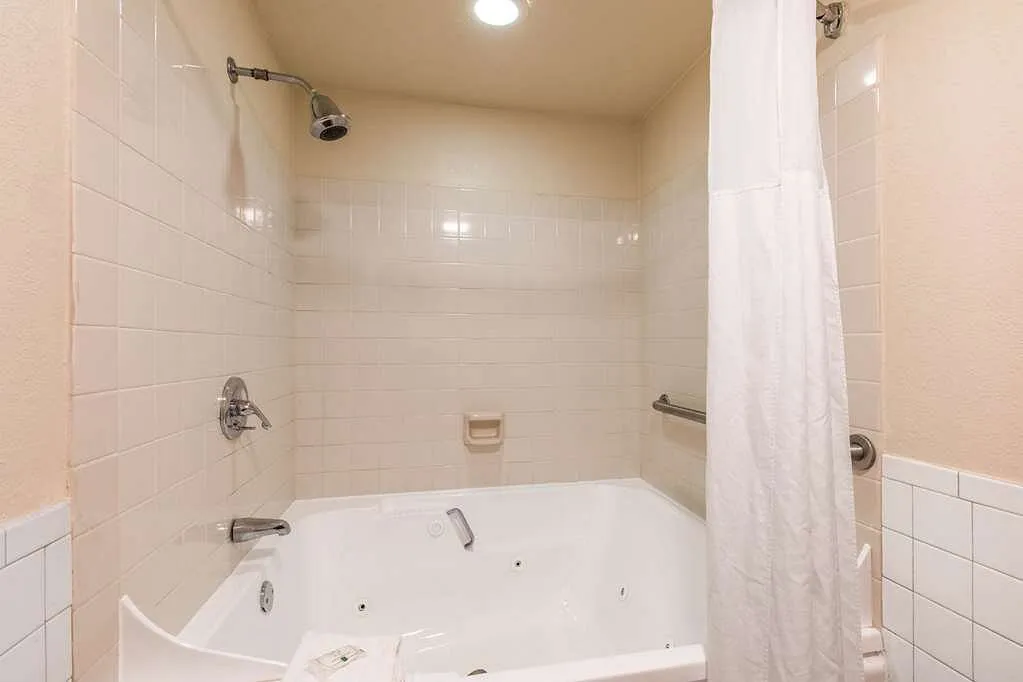 Image of Quality Inn Pelham I-65 Exit 246 with hot tub in room