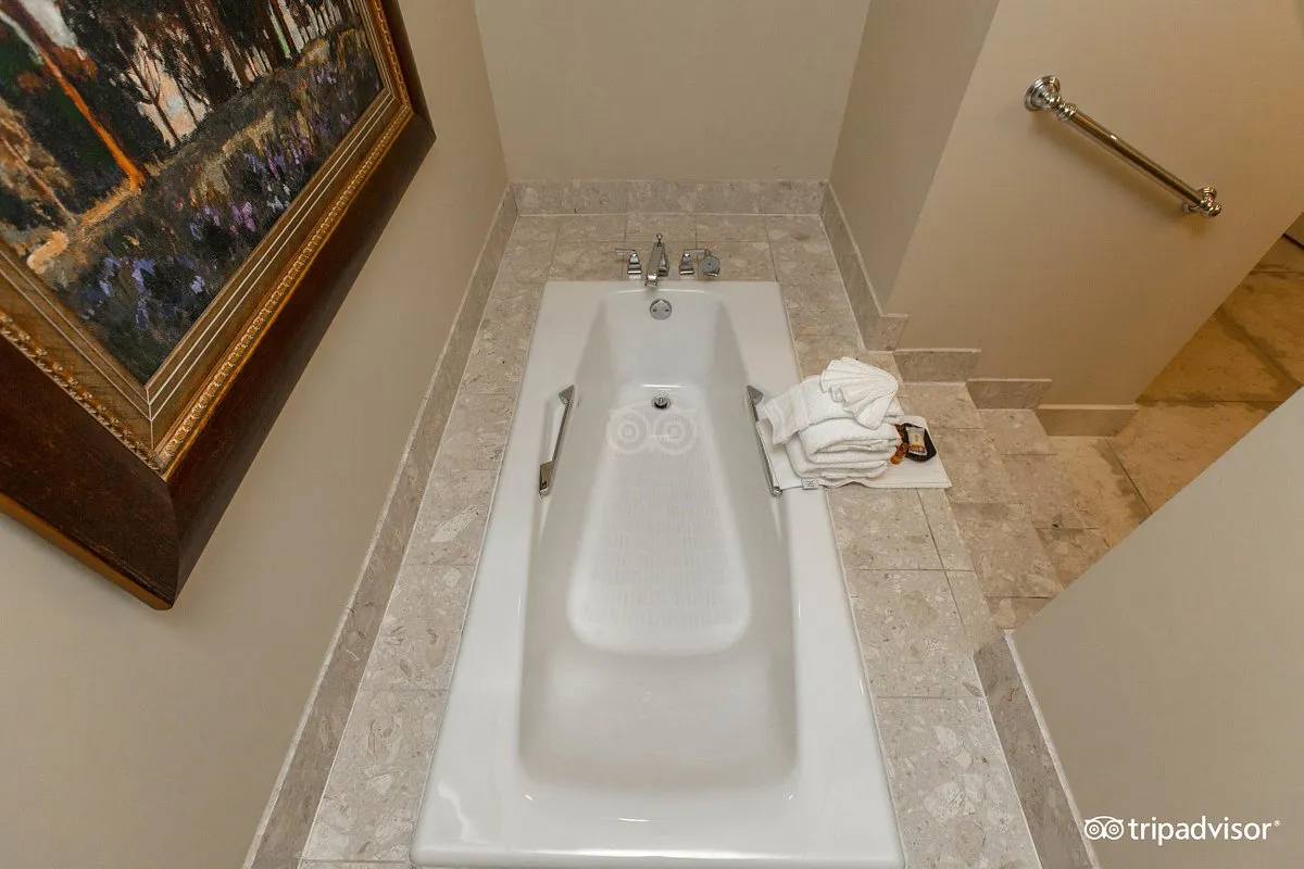 Image of Sheraton Birmingham Hotel with hot tub in room