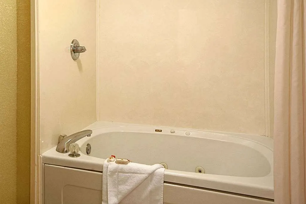 Image of Super 8 by Wyndham Mobile/Tillmans Corner with hot tub in room