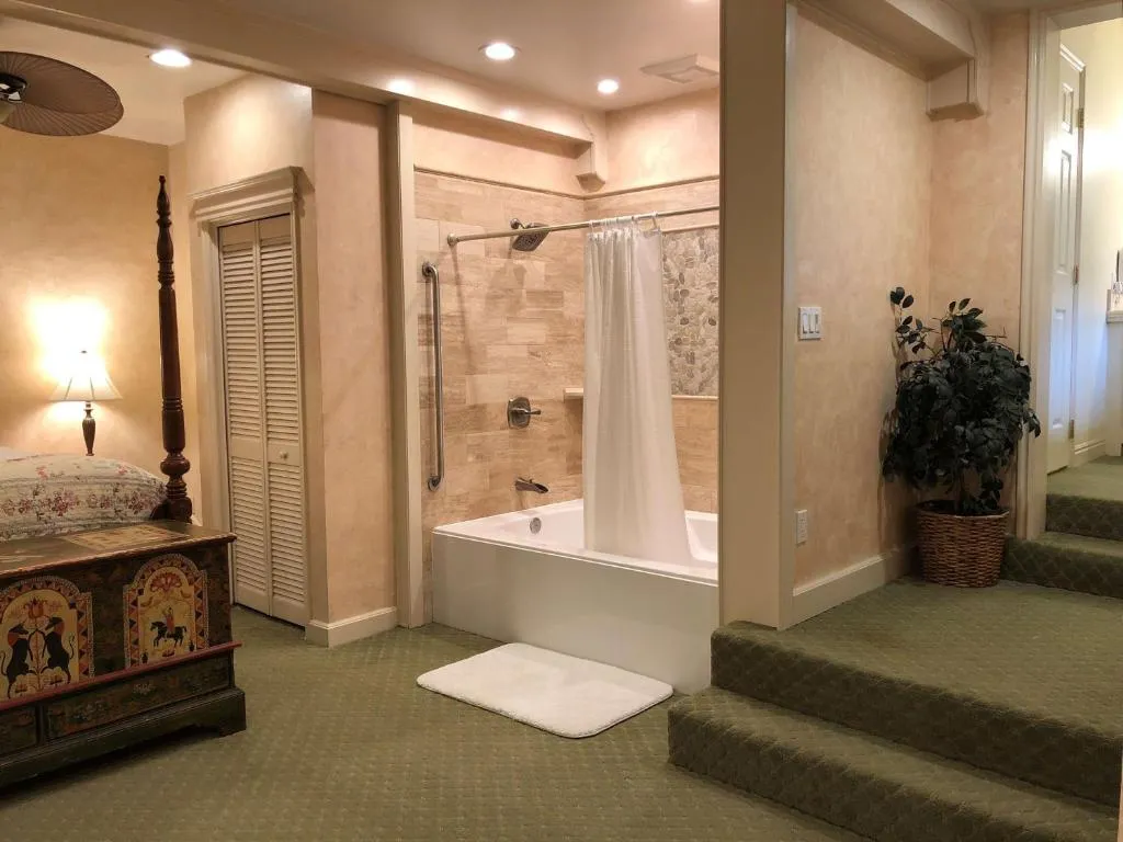 Image of Best Western Grandma’s Feather Bed with hot tub in room