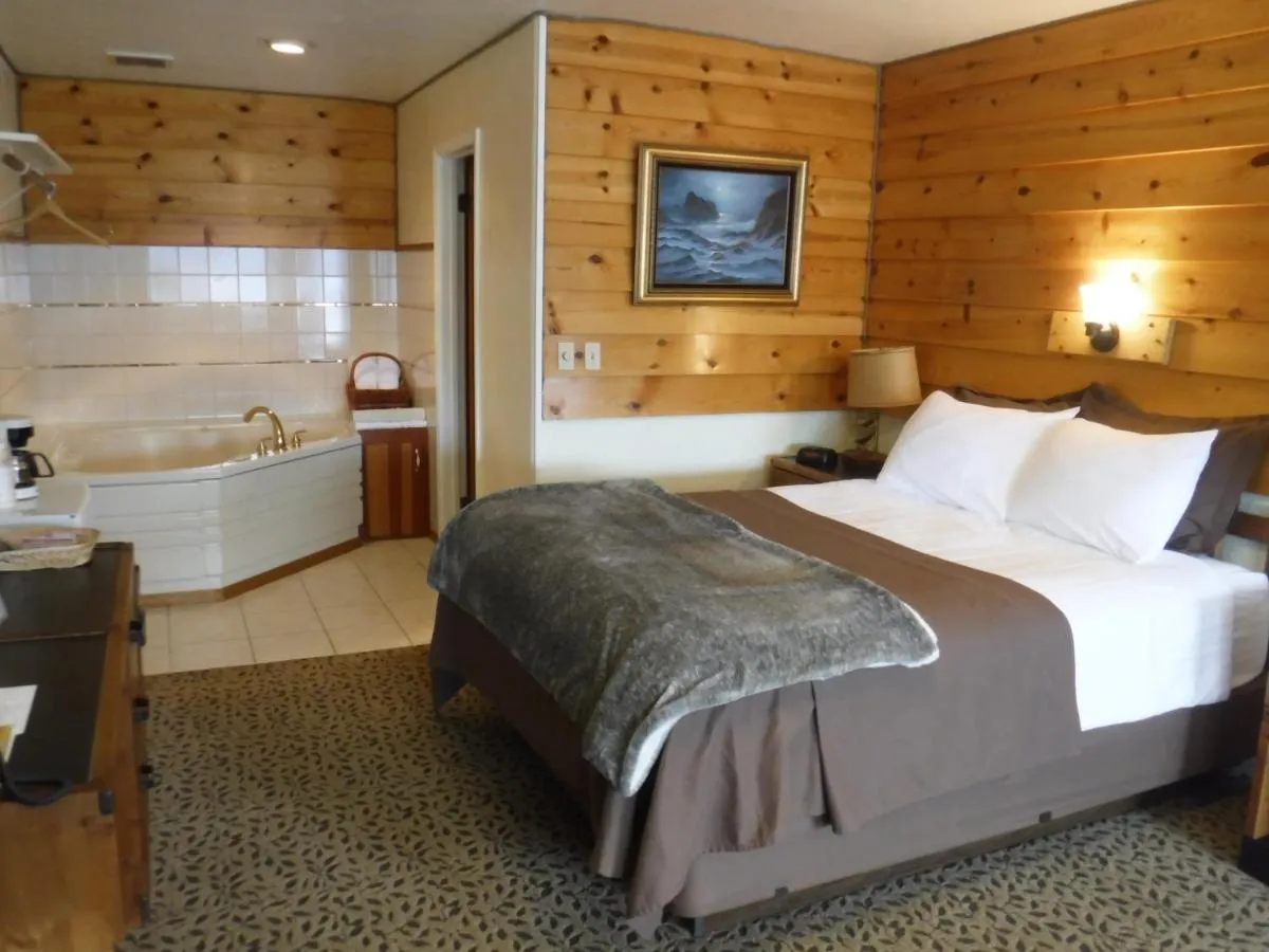 Image of Captain’s Choice Motel with hot tub in room