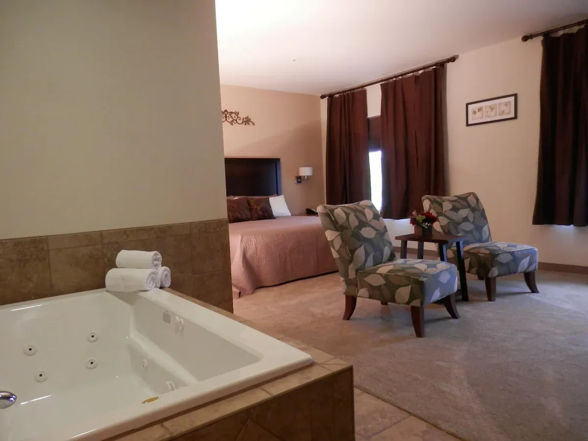 Image of Grand View Inn & Suites with hot tub in room