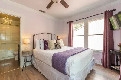 Image of 44 Spanish Street Inn with hot tub in room