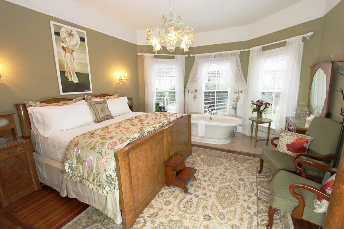Image of Bayfront Westcott House Bed and Breakfast with hot tub in room