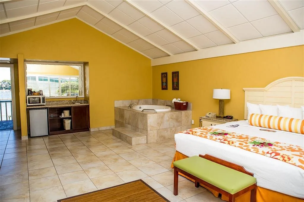 Image of Best Western Plus Yacht Harbor Inn with hot tub in room