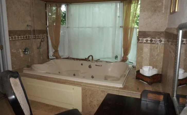 Image of Coconut Cove Resort and Marina with hot tub in room