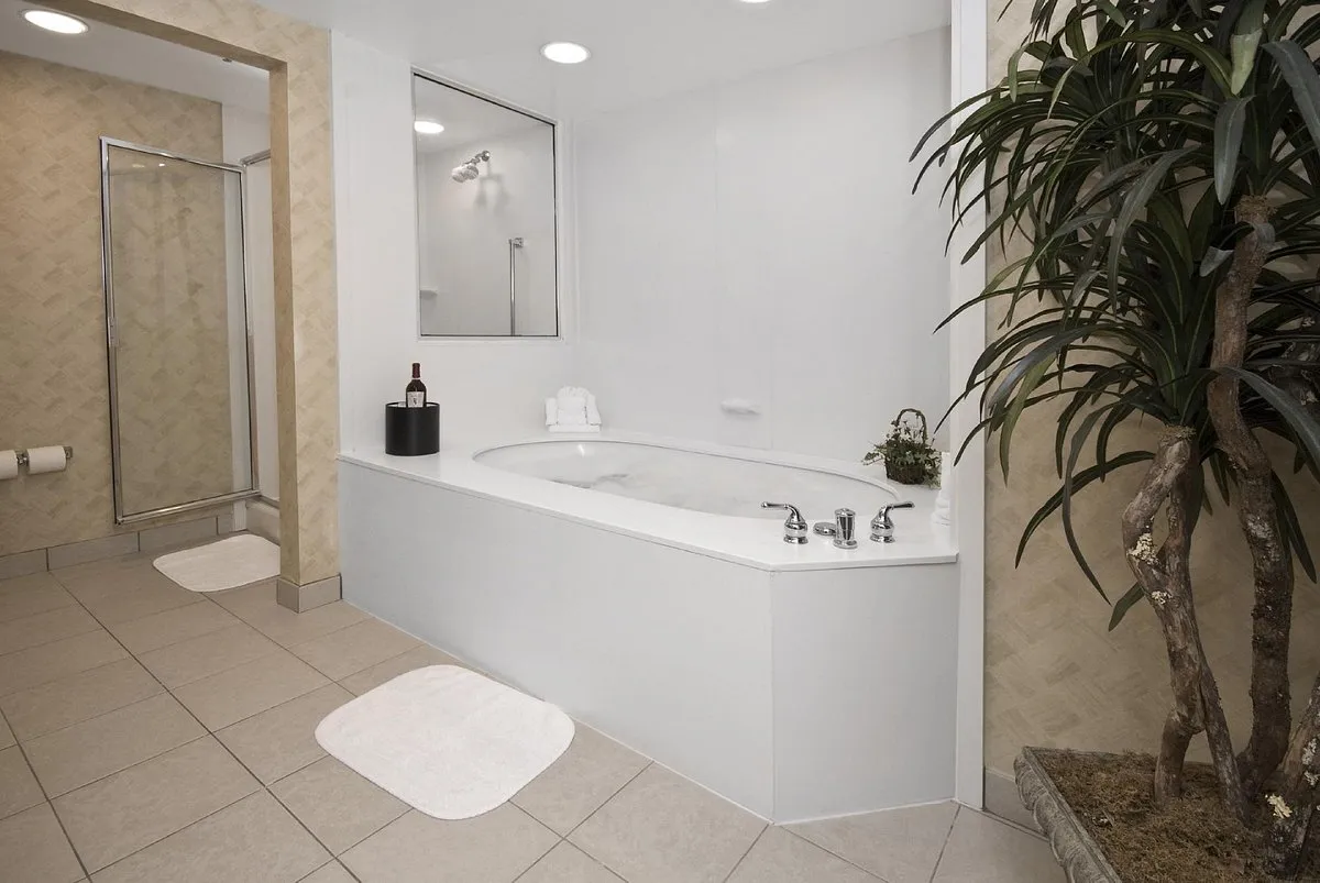 Image of Hampton Inn & Suites by Hilton Jacksonville Deerwood Park with hot tub in room