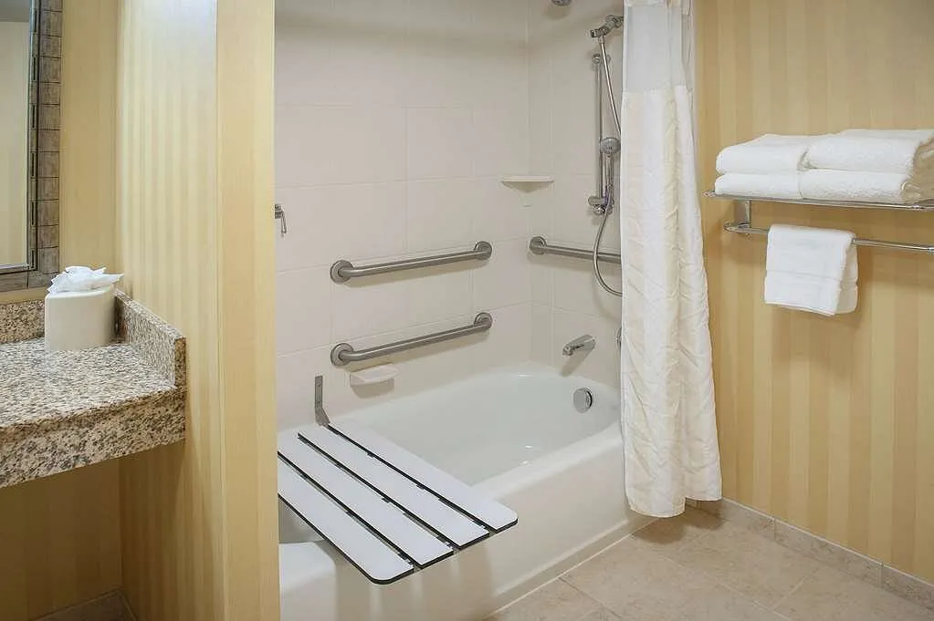 Image of Hilton Garden Inn Pensacola Airport – Medical Center with hot tub in room
