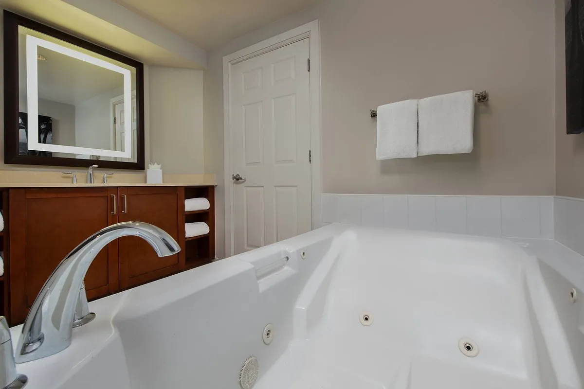 Image of Marriott’s BeachPlace Towers with hot tub in room