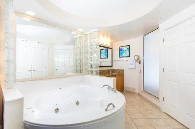Image of Marriott’s Cypress Harbour Villas with hot tub in room