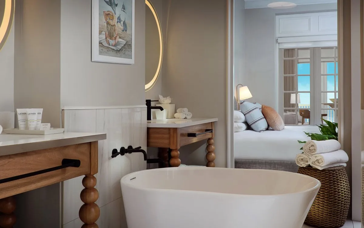 Image of Pelican Grand Beach Resort with hot tub in room