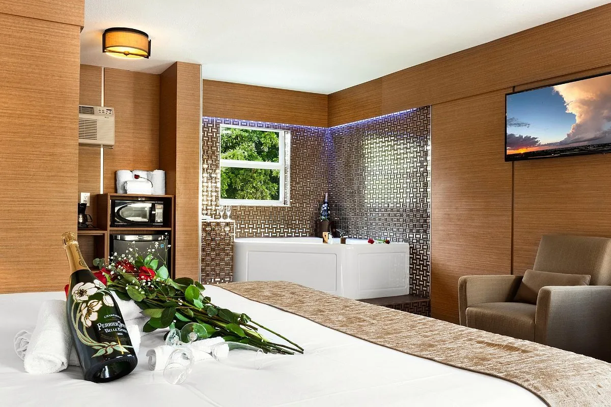 Image of Royal Beach Palace with hot tub in room