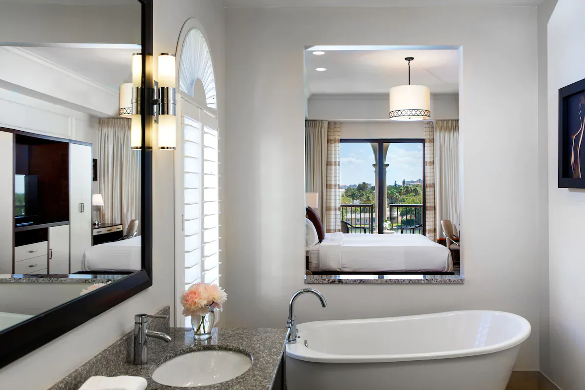 Image of The Hotel Zamora with hot tub in room