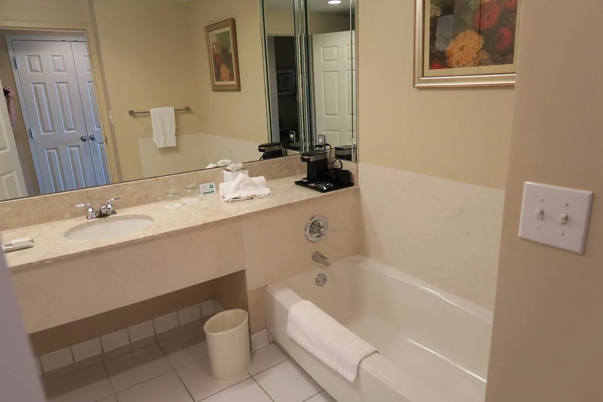 Image of Trianon Bonita Bay with hot tub in room