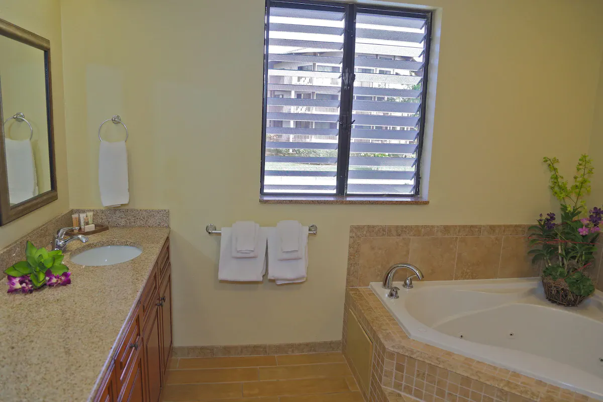 Image of Club Wyndham Ka Eo Kai with hot tub in room