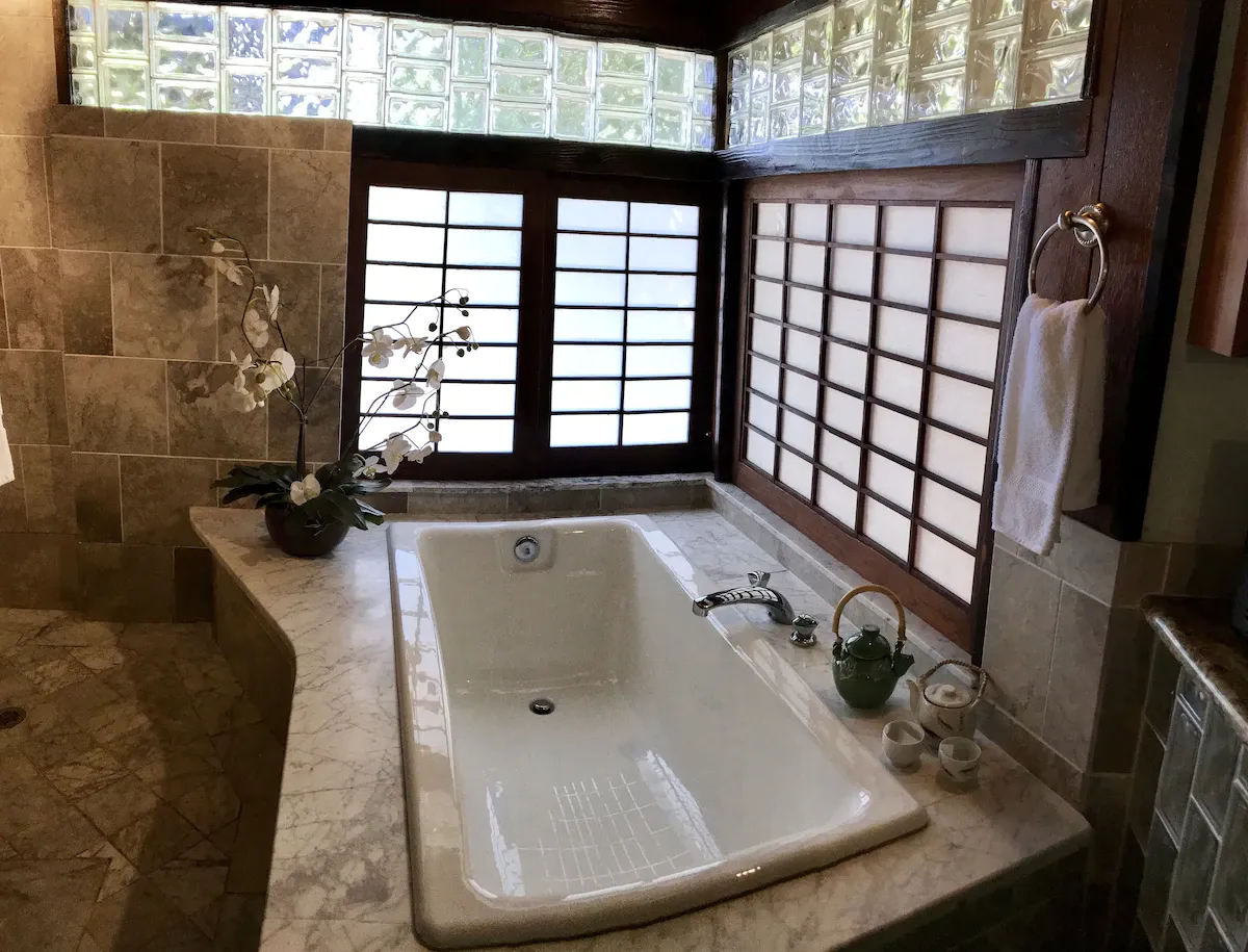 Image of Hale Maluhia Country Inn with hot tub in room