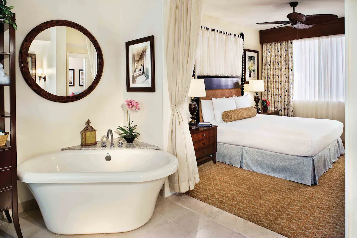 Image of Hilton Grand Vacations Club Kings’ Land Waikoloa with hot tub in room