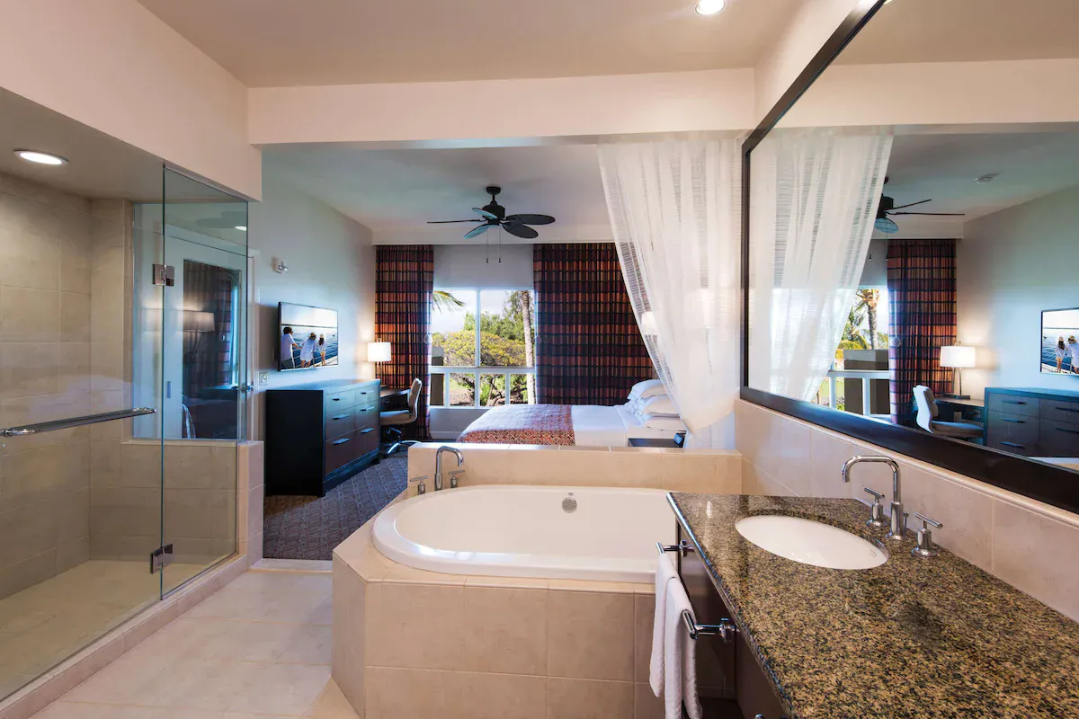 Image of Hilton Grand Vacations Club Kohala Suites Waikoloa with hot tub in room