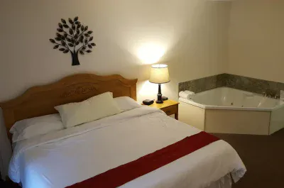 Image of Brook Pointe Resort with hot tub in room