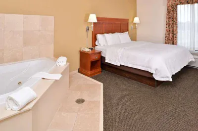 Image of Hampton Inn & Suites Richmond with hot tub in room