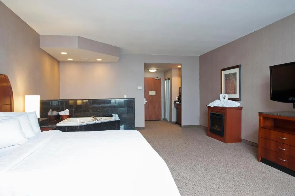 Image of Hilton Garden Inn Columbus Edinburgh with hot tub in room