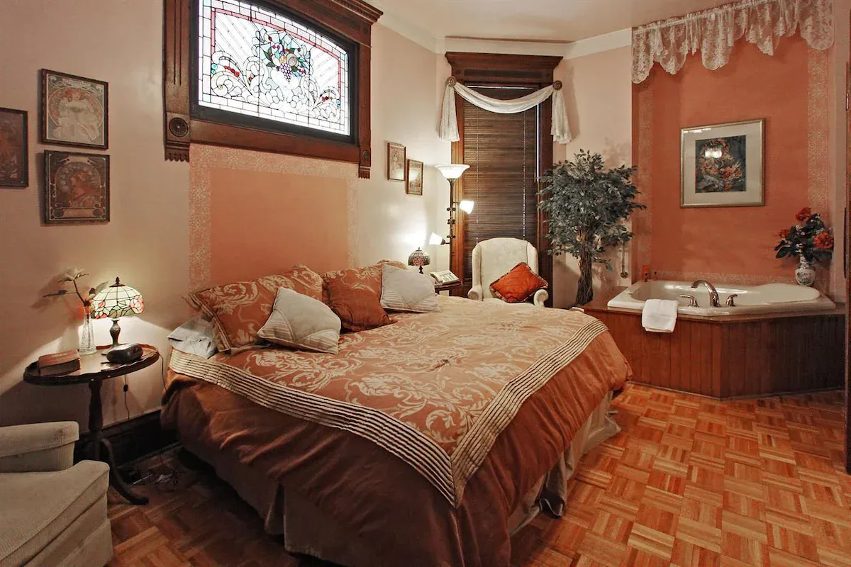Image of Old Northside Bed & Breakfast with hot tub in room