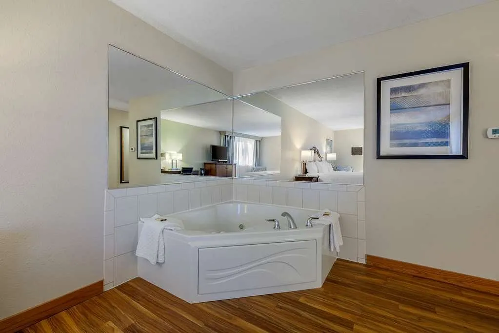 Image of Best Western Plus Dubuque Hotel & Conference Center with hot tub in room