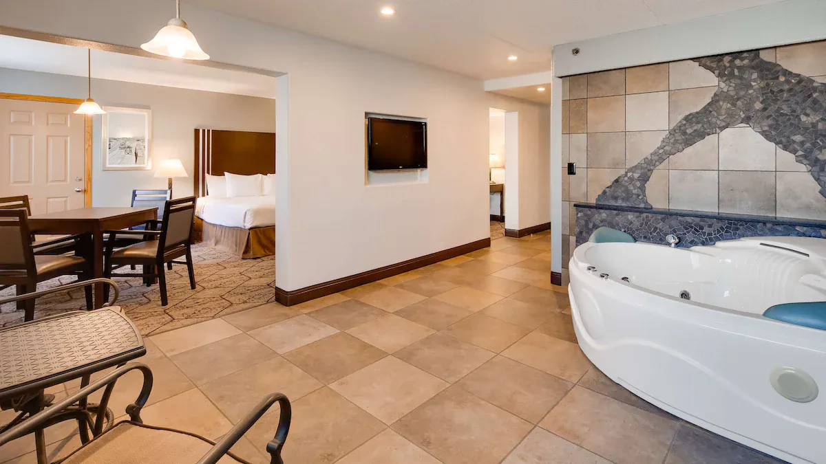 Image of Best Western Plus Longbranch Hotel & Convention Center with hot tub in room