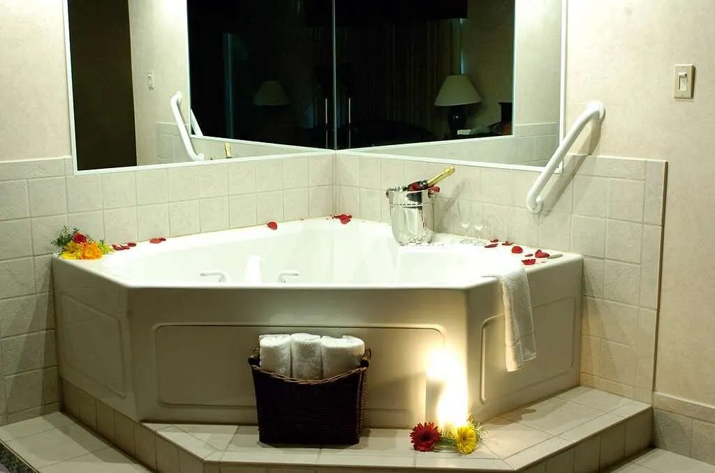 Image of Best Western Plus Steeplegate Inn with hot tub in room