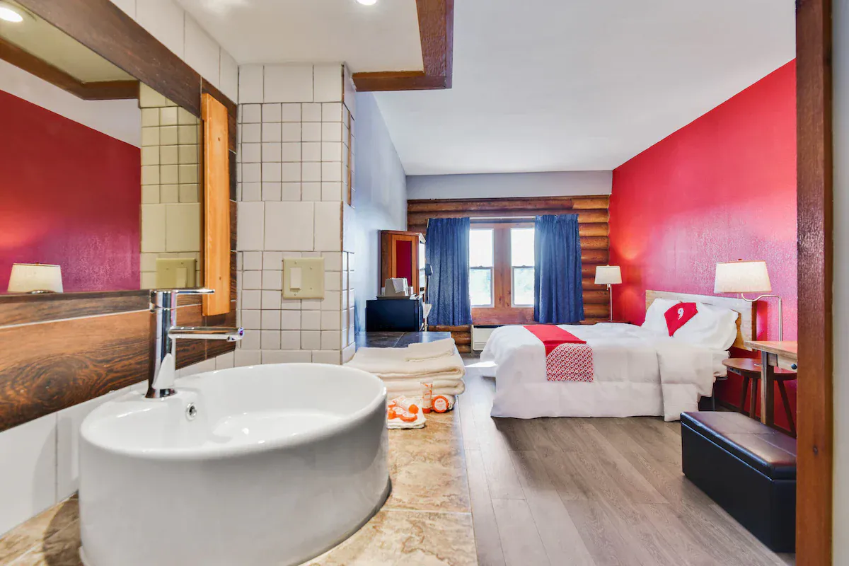 Image of Casa Loma Inn & Suites with hot tub in room