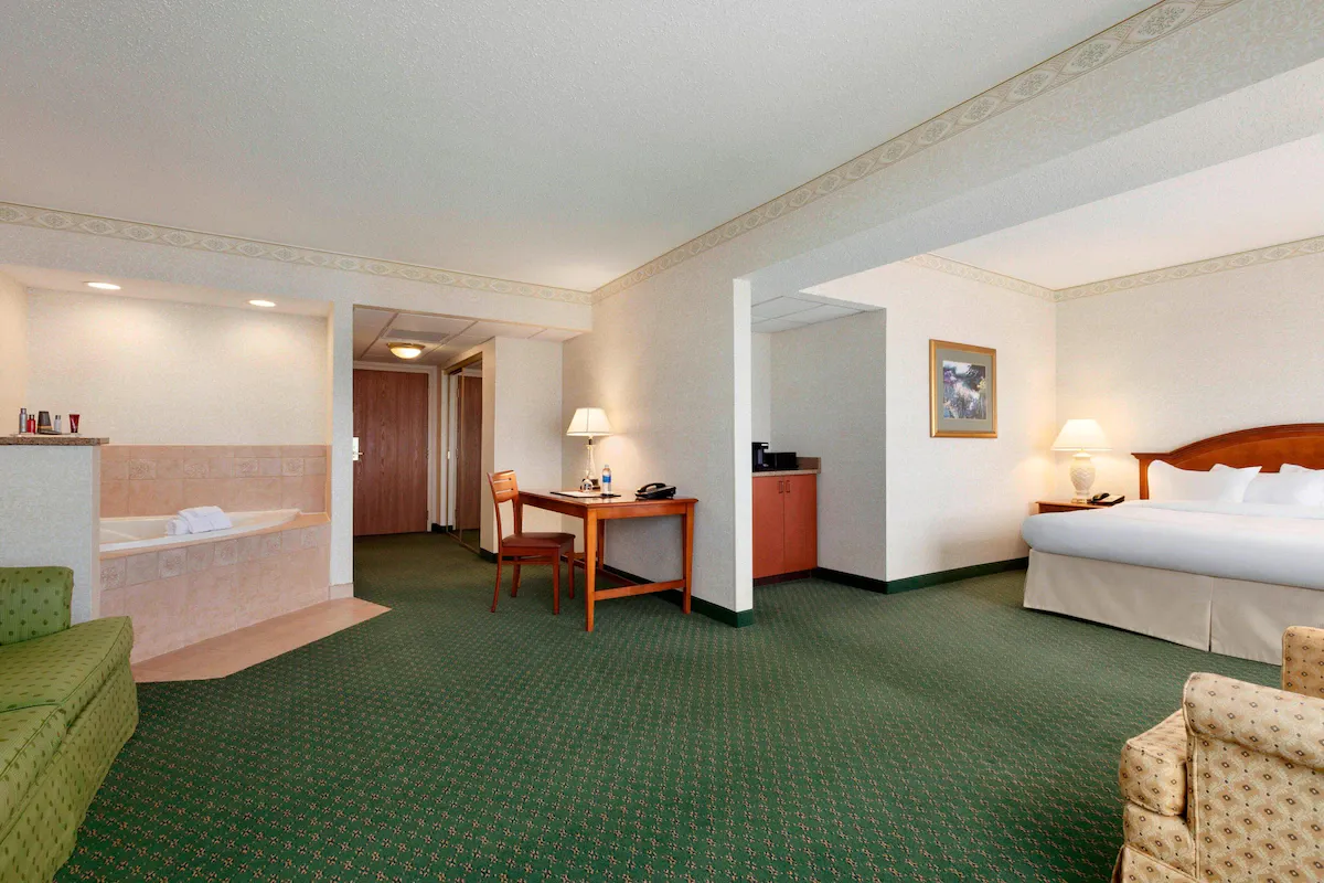Image of Cedar Rapids Marriott with hot tub in room