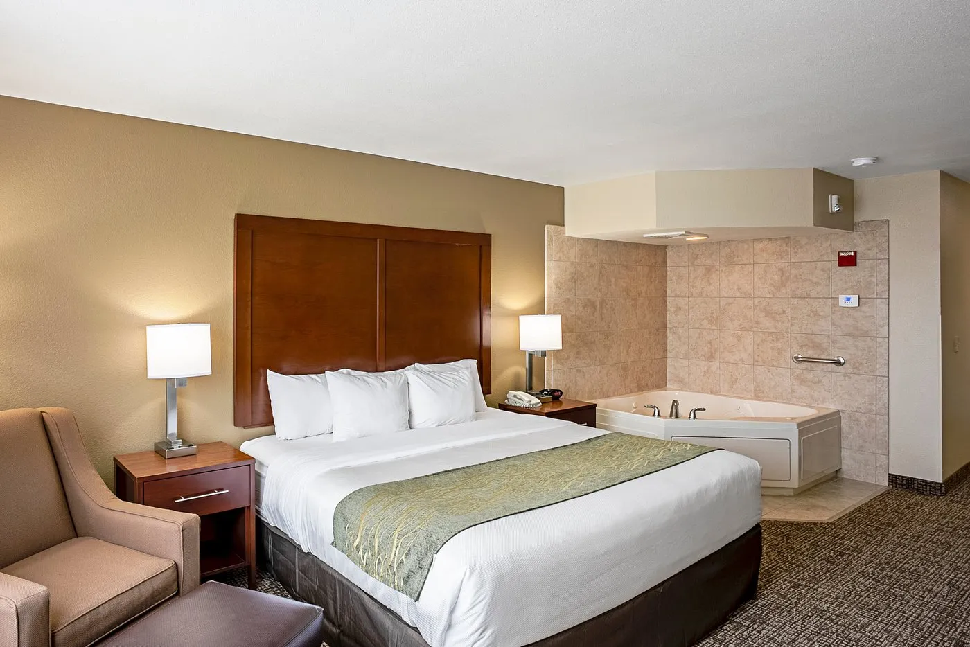 Image of Comfort Inn & Suites Independence with hot tub in room