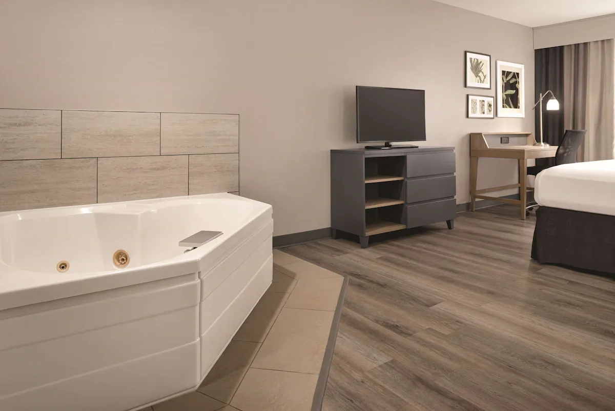 Image of Country Inn & Suites by Radisson, Waterloo, IA with hot tub in room