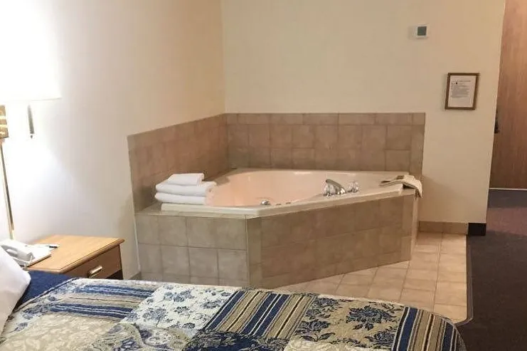 Image of Dutch Country Inn with hot tub in room