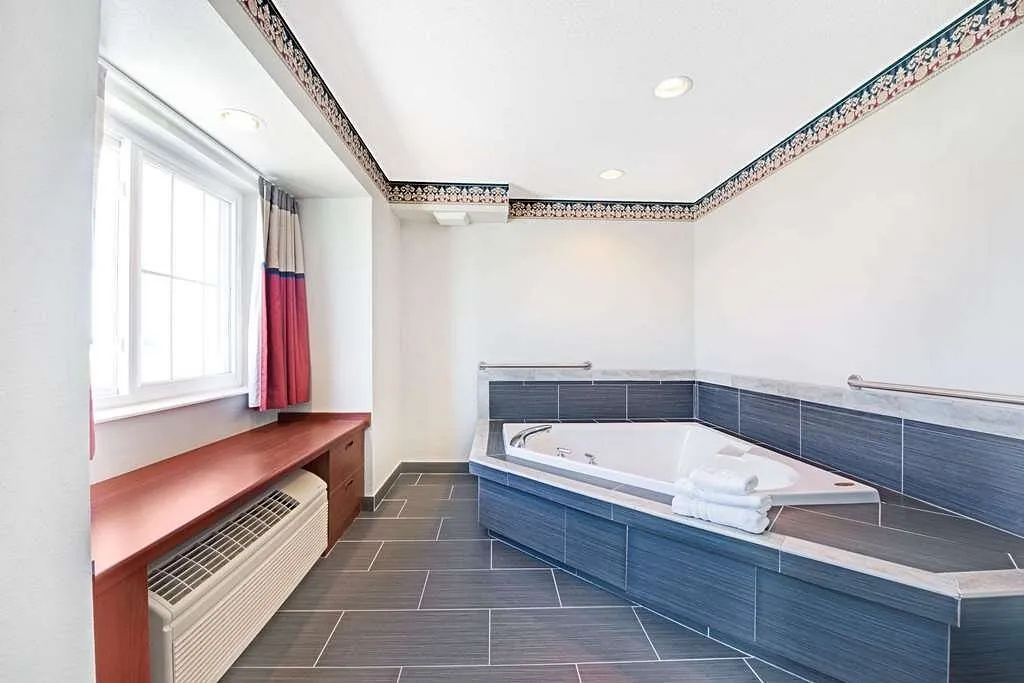 Image of Microtel Inn & Suites Urbandale with hot tub in room
