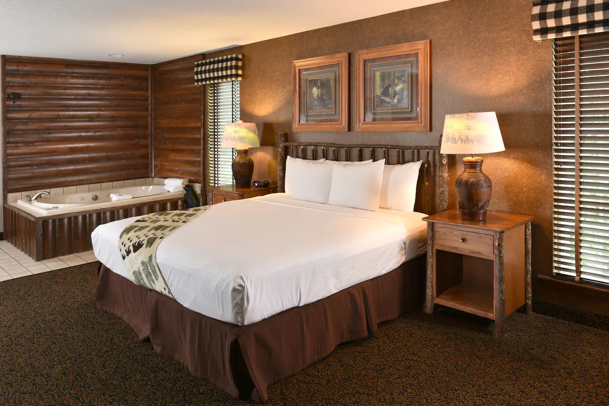 Image of Stoney Creek Hotel Des Moines – Johnston with hot tub in room