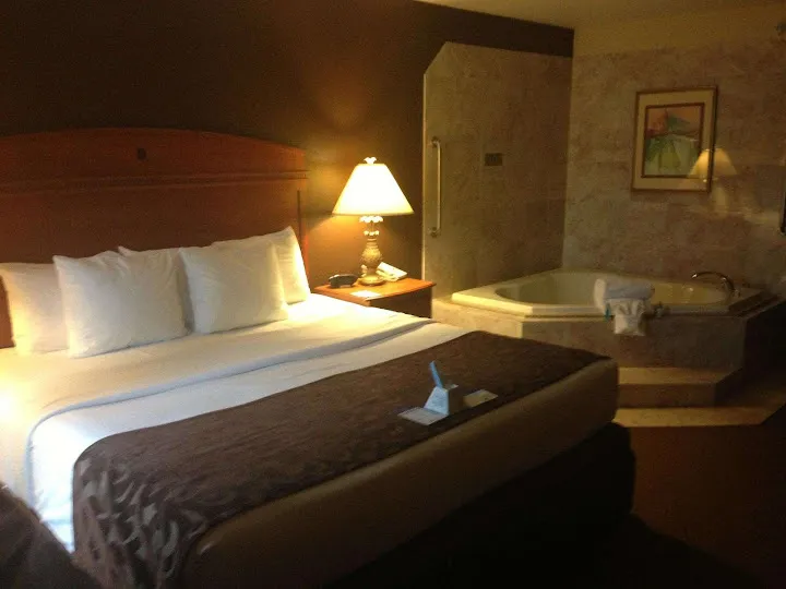 Image of Best Western Manhattan Inn with hot tub in room