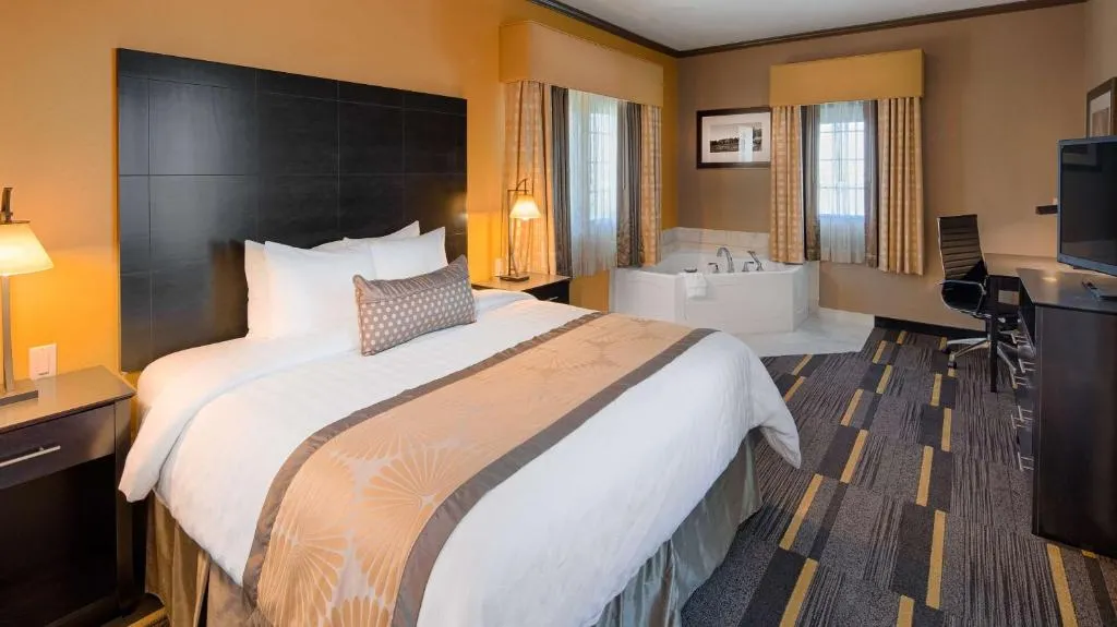 Image of Best Western Plus Emerald Inn & Suites with hot tub in room
