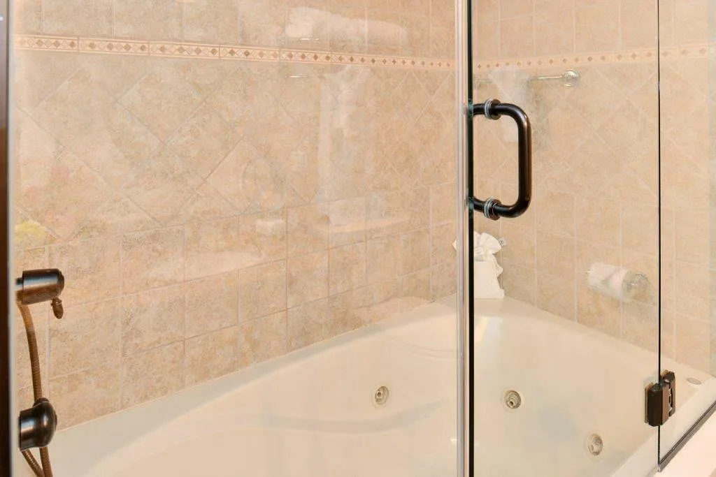 Image of Clarion Inn Garden City with hot tub in room