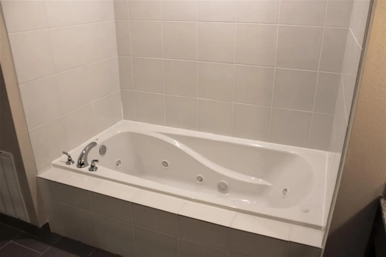 Image of Comfort Suites Dodge City with hot tub in room